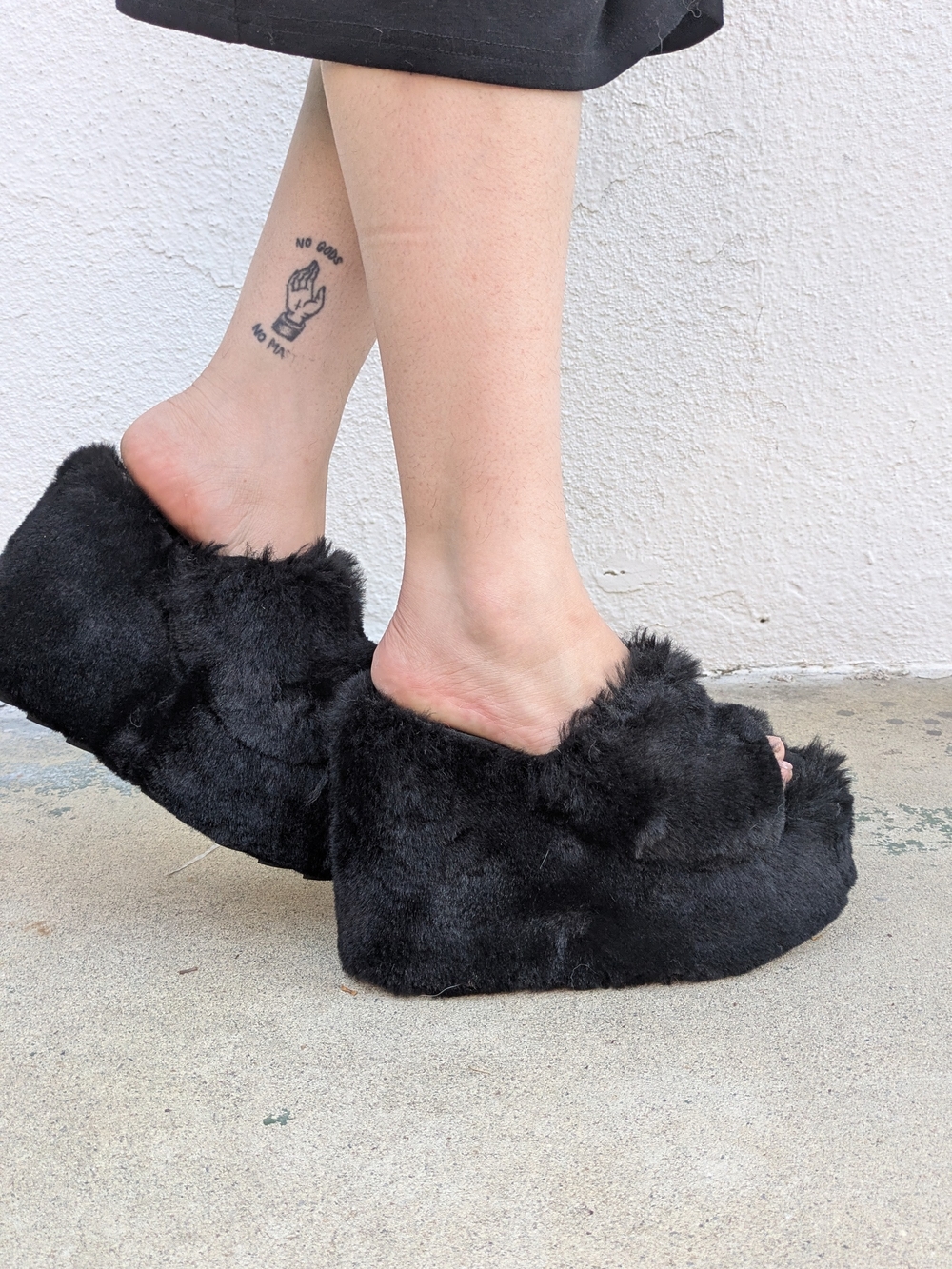 YRU Black Gravity Faux Fur Open-Toe Platform Slides Size 8